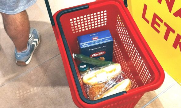 Košarica za robu u trgovačkom lancu Spar.