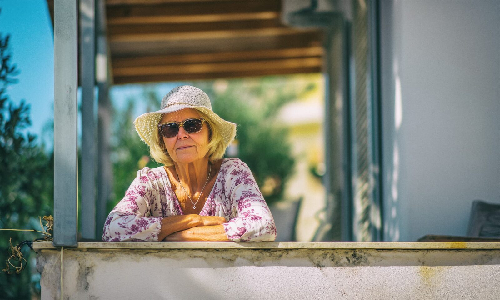 Iznajmljivačica apartmana Angela na balkonu.