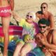 Influencerica Baddie Winkle na plaži, okružena zgodnim mladićima.