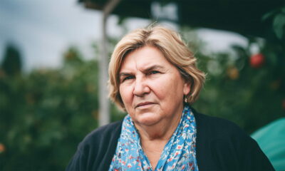 Gospođa Divna stoji u voćnjaku kuće u Osijeku. l