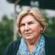 Gospođa Divna stoji u voćnjaku kuće u Osijeku. l
