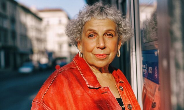 žena u crvenoj traper jakni stoji kraj bankomata.