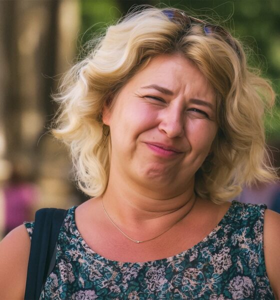 Žena stoji na ulici i gleda u kameru, ljeto je.