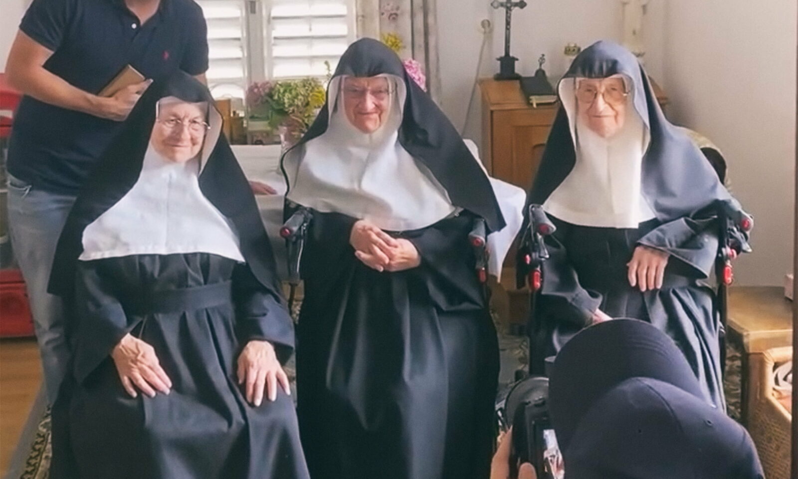 Tri opatice odbile su poslušnost i vratile se u svoj stari dom.