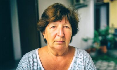 Višnja Šimatović stoji pred svojom kućom u Karlovcu i gleda u kameru.