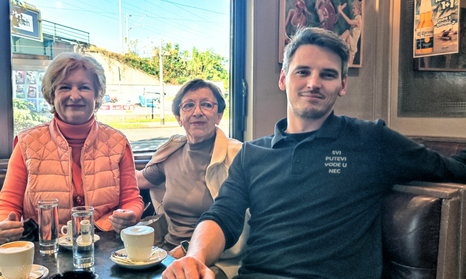 Zagrebački konobar Aleksandar Blagojević u društvu umirovljenica.