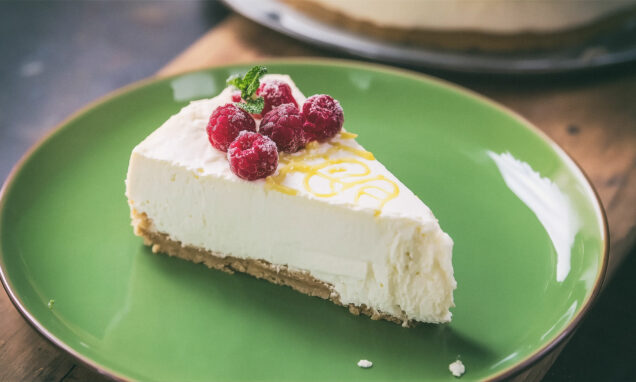 Kolač od sira s limunom ne traži pečenje, a napravi se za manje od pola sata.