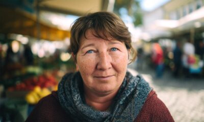žena s plavim očima stoji na zagrebačkoj tržnici.