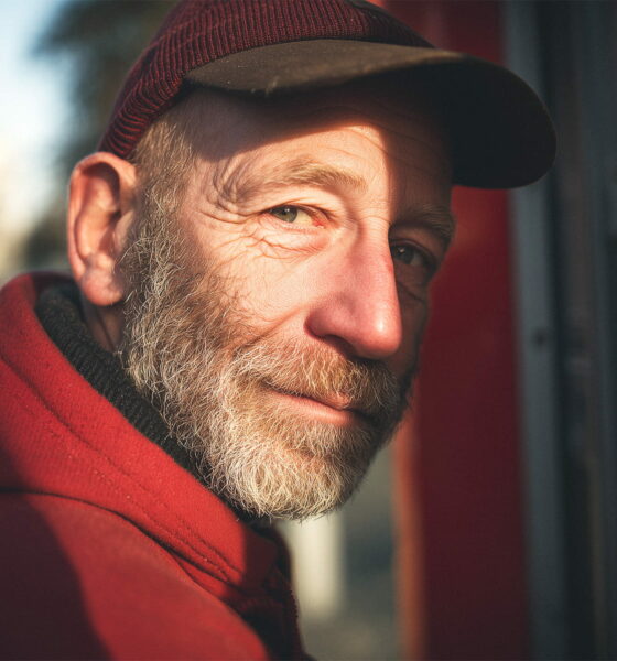 Muškarac u crvenoj duksi stoji pred bankomatom u Zagrebu.