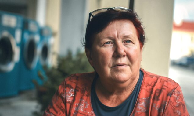 Žena sjedi u praonicu rublja.