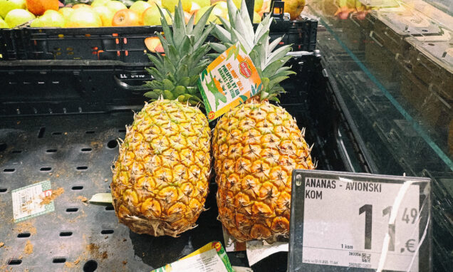 Avionski ananas u trgovini Interspar u Zagrebu.