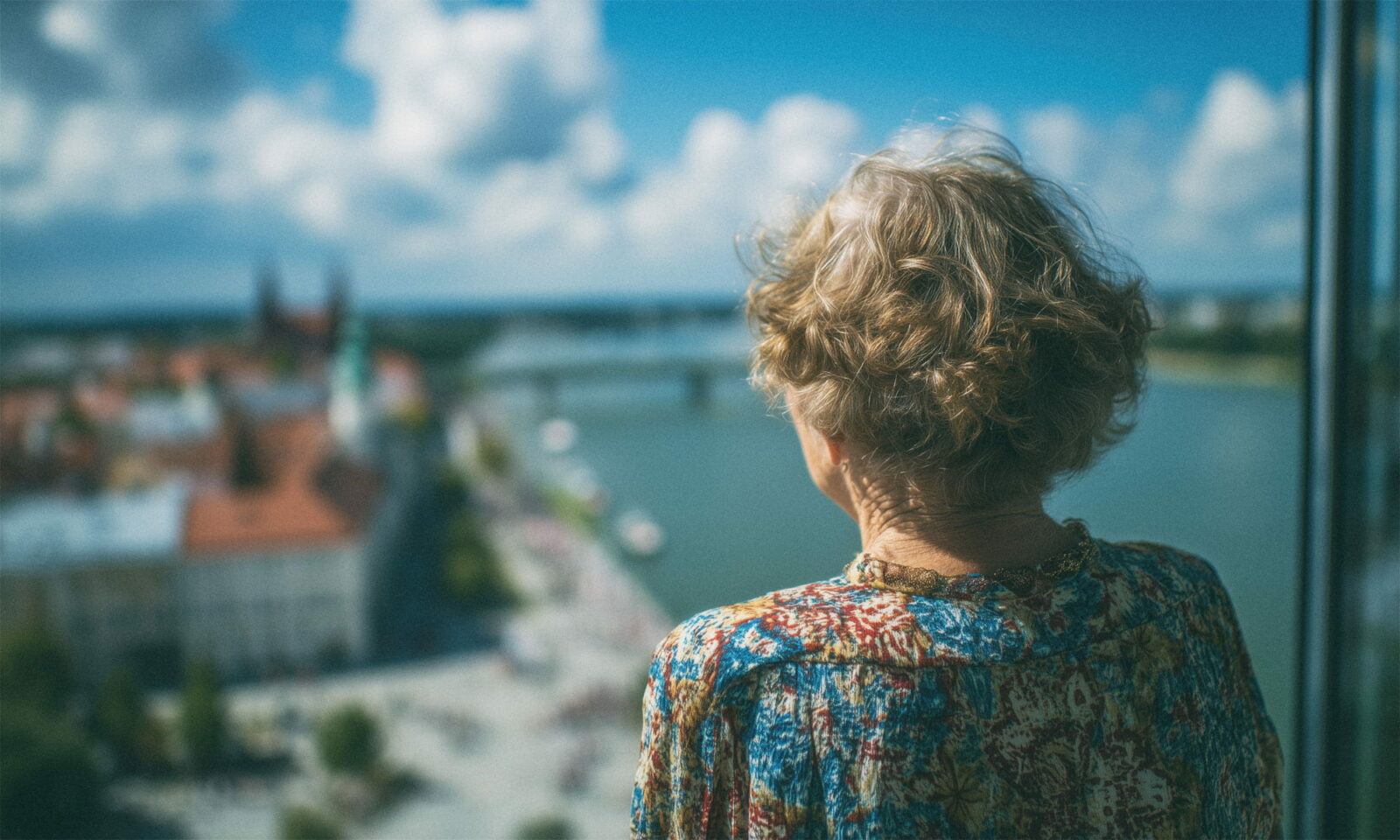 Žena gleda panoramu Osijeka.