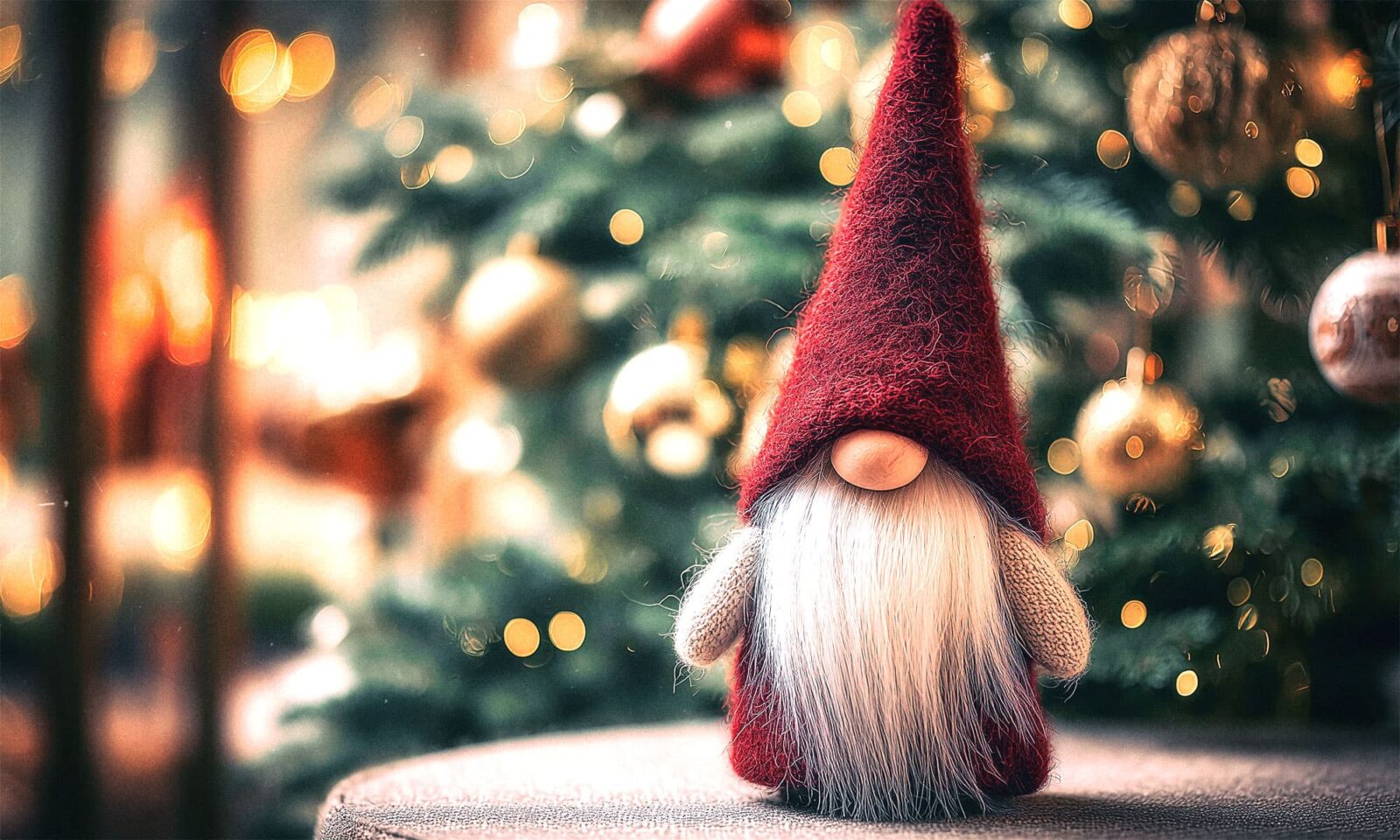 Gnom nisse kraj božićne jelke u Hrvatskoj.