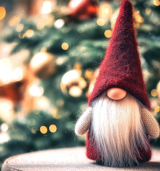 Gnom nisse kraj božićne jelke u Hrvatskoj.