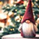 Gnom nisse kraj božićne jelke u Hrvatskoj.