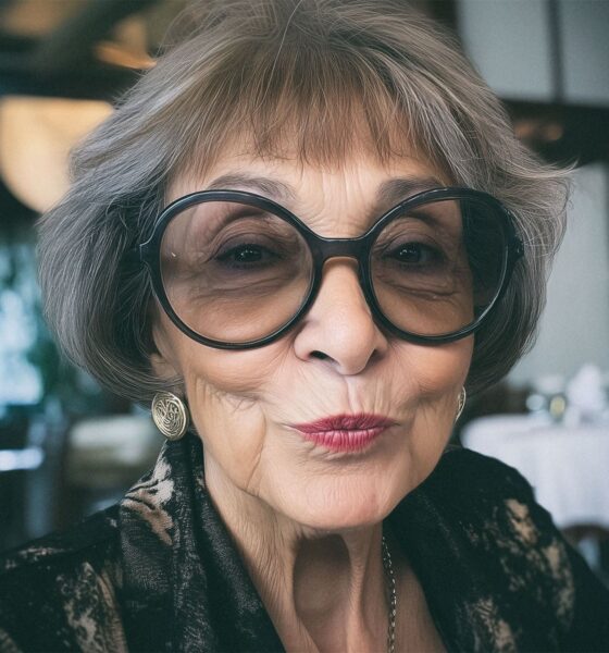 Dotjerana i elegantna starija žena sjedi u restoranu.