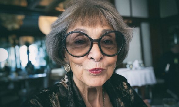 Dotjerana i elegantna starija žena sjedi u restoranu.