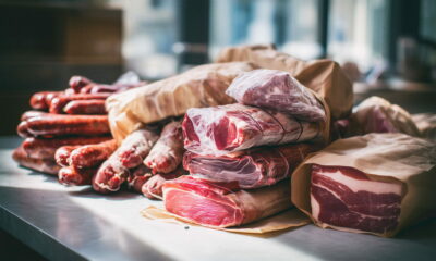 Sirovo meso izloženo na kuhinjskom stolu.