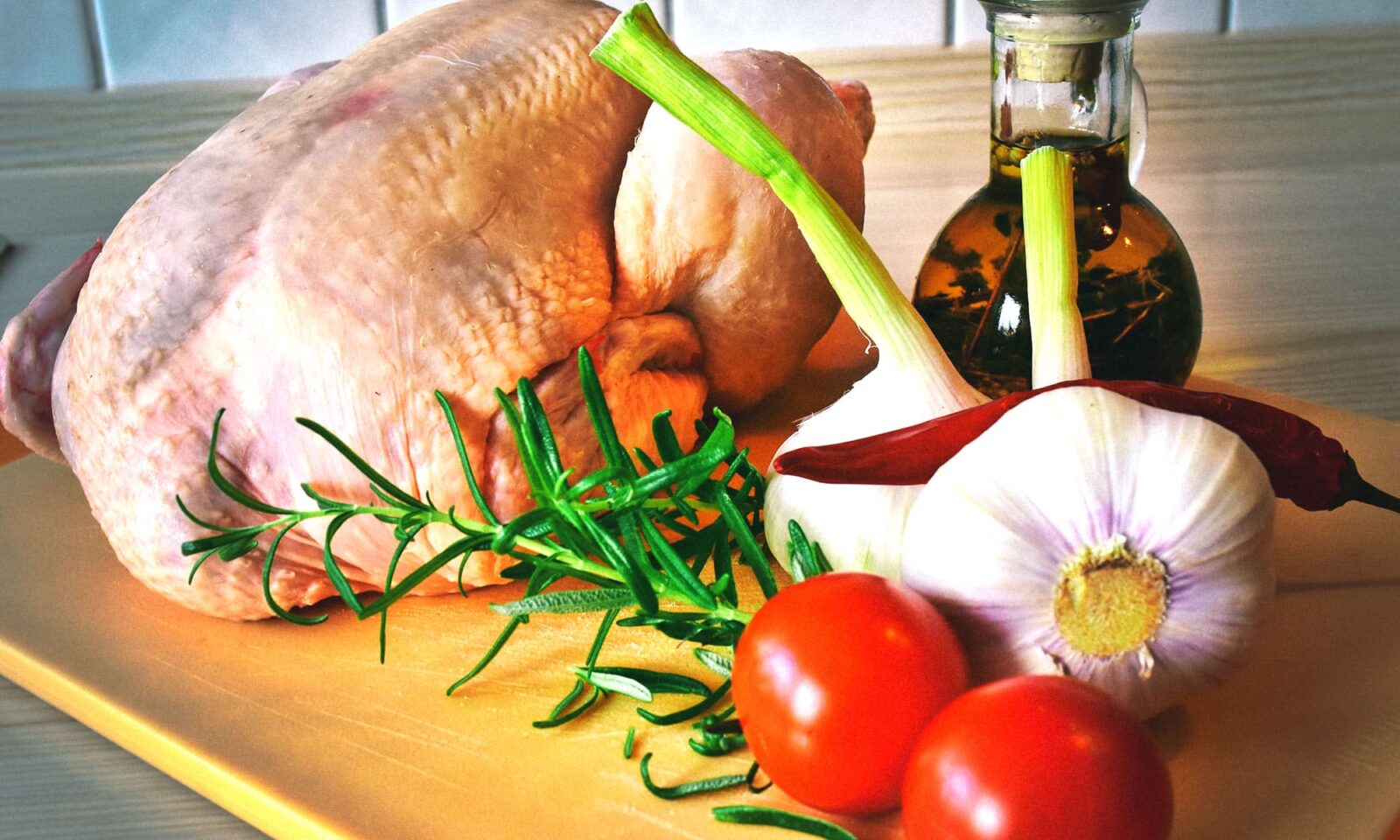 Meso na kuhinjskom stolu.