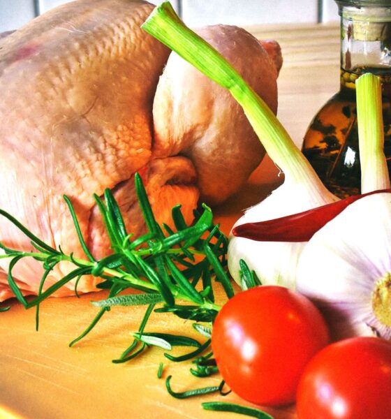 Meso na kuhinjskom stolu.