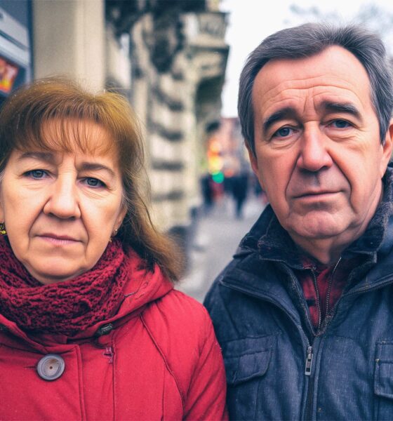 Umirovljenički par pokraj bankomata u Zagrebu.