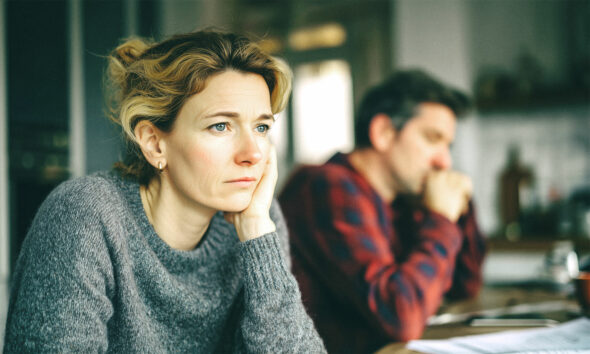 Par u napetosti sjedi za kuhinjskim stolom.