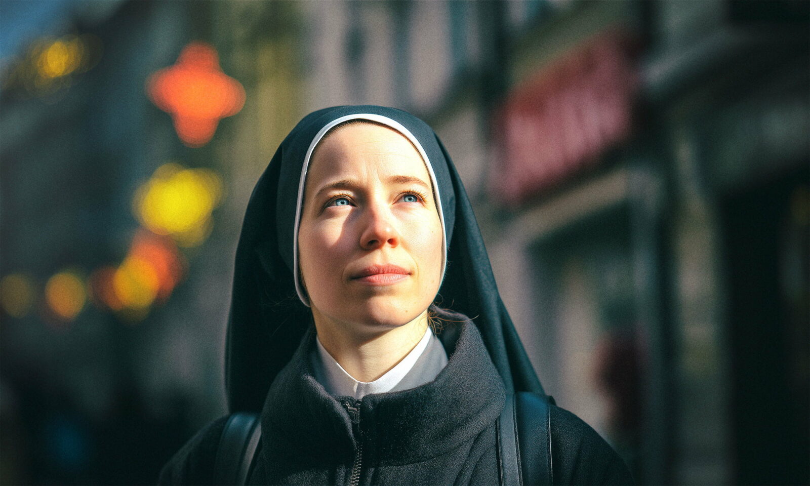 Mlada časna sestra obasjana suncem hoda Ilicom u Zagrebu.