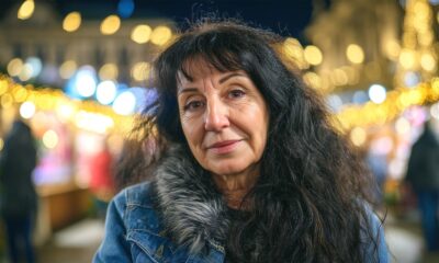 Žena duge crne kose na advenstkom sajmu u Zagrebu.