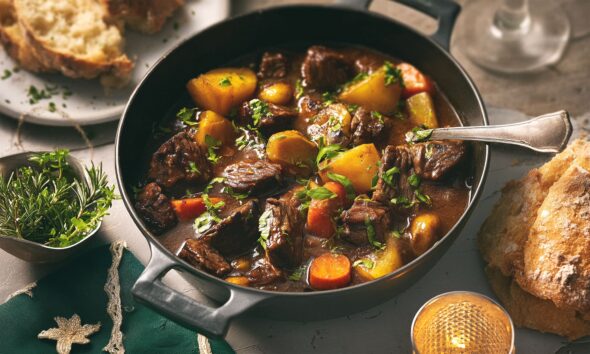 Gulaš poslužen u zdjeli.