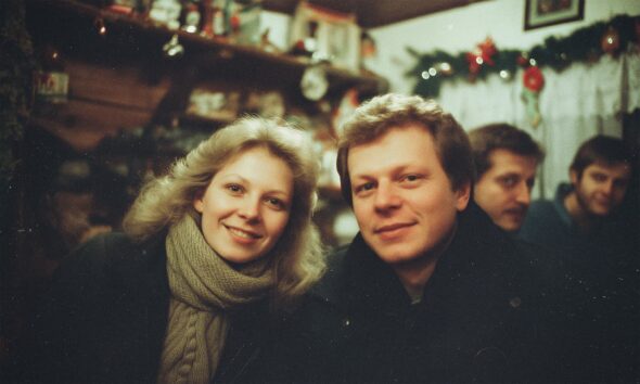 Mladi par na dočeku Nove godine 1982. godine.