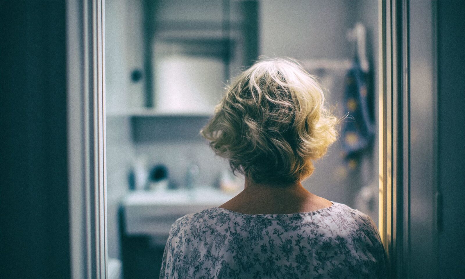 žena na vratima kupaonice.