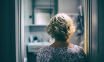 žena na vratima kupaonice.