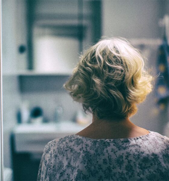 žena na vratima kupaonice.