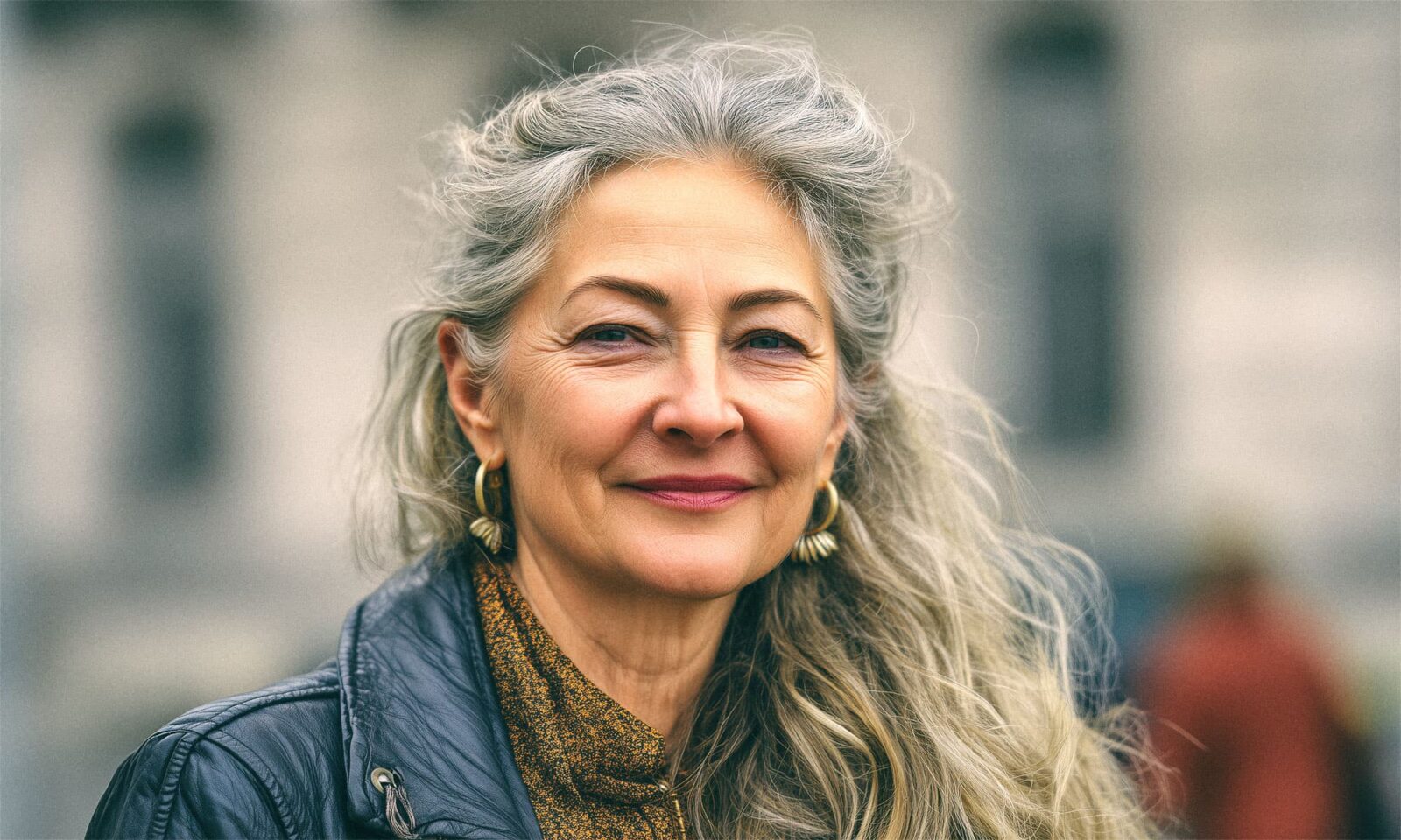 Žena sa sijedom kosom na ulici u Zagrebu.