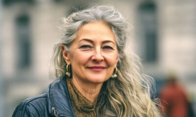 Žena sa sijedom kosom na ulici u Zagrebu.