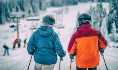 Umirovljenički par na skijalištu.