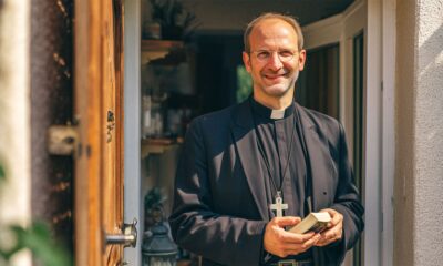 Svećenik na vratima doma koji je došao blagosloviti.