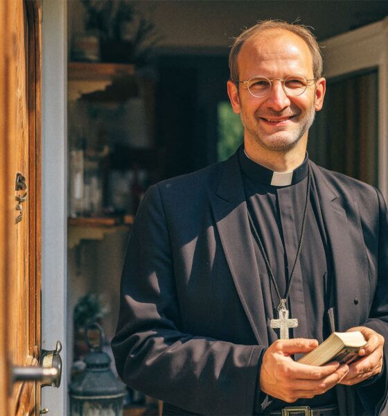 Svećenik na vratima doma koji je došao blagosloviti.