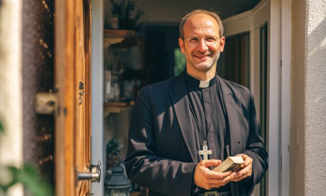 Svećenik na vratima doma koji je došao blagosloviti.