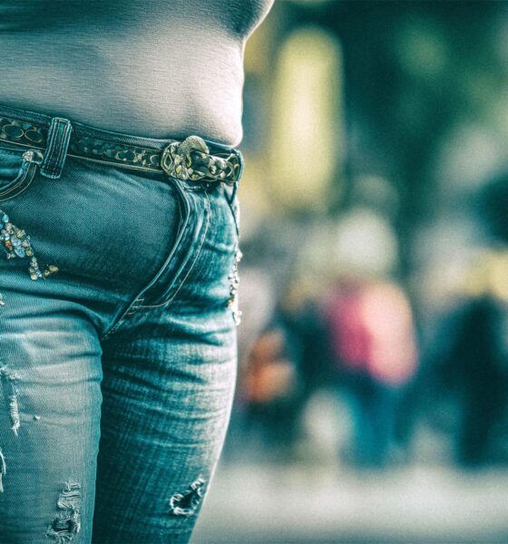 Bedazzled traperice na starijoj pretiloj ženi.