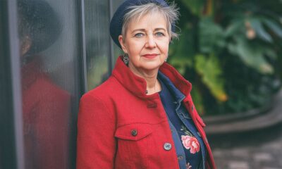 žena u crvenom kaputu.