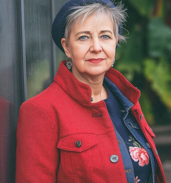 žena u crvenom kaputu.