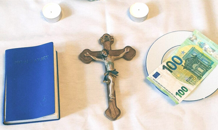 Stol pripremljen za blagoslov kuća