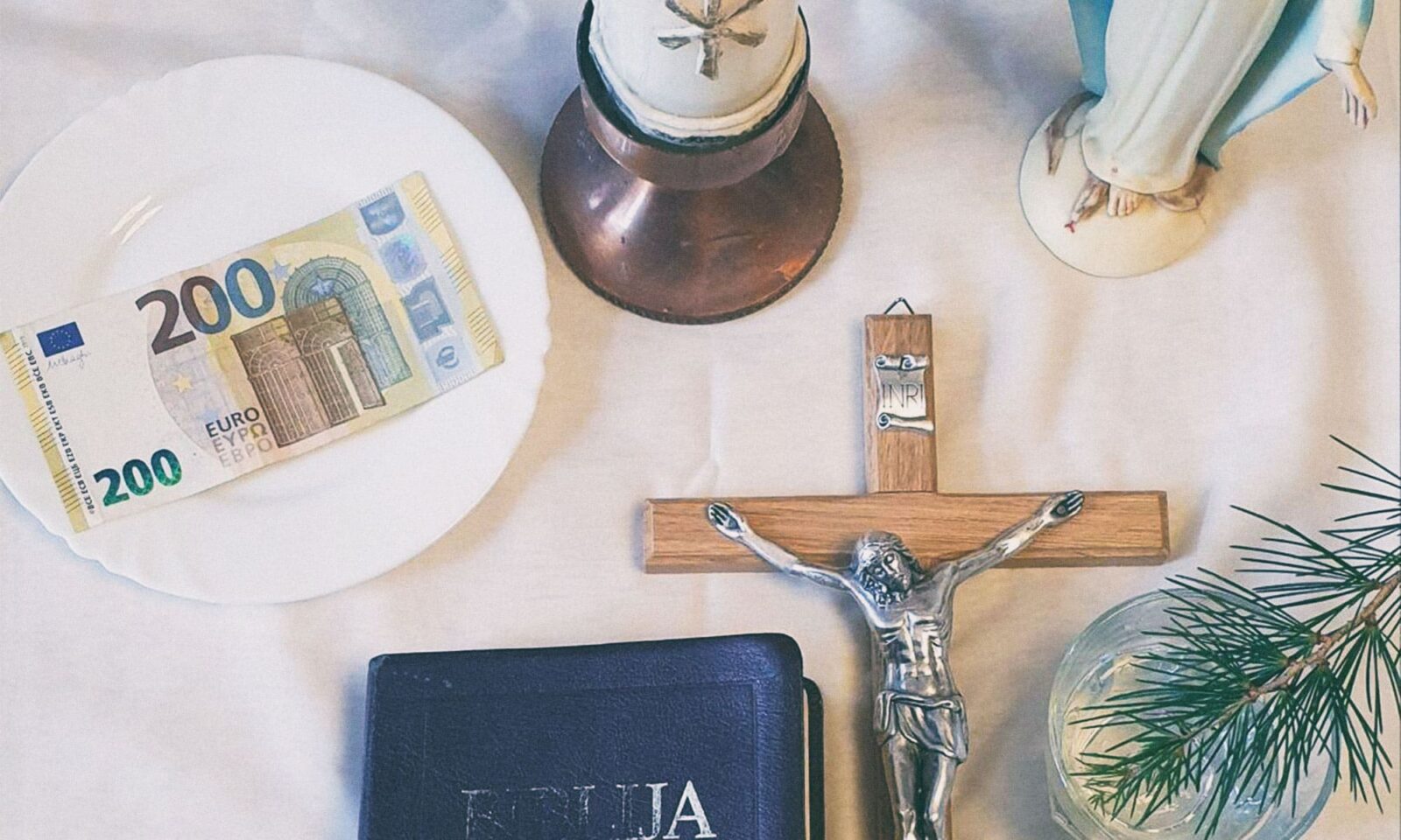 Stol pripremljen za blagoslov kuća