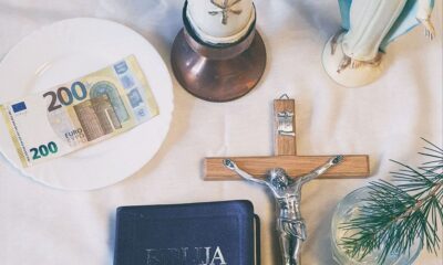 Stol pripremljen za blagoslov kuća