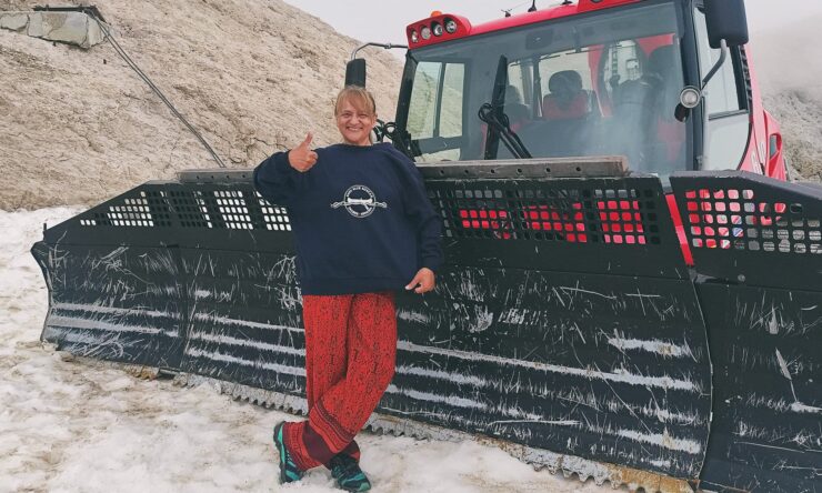 Branka Dimić pozira ispred grtalice.