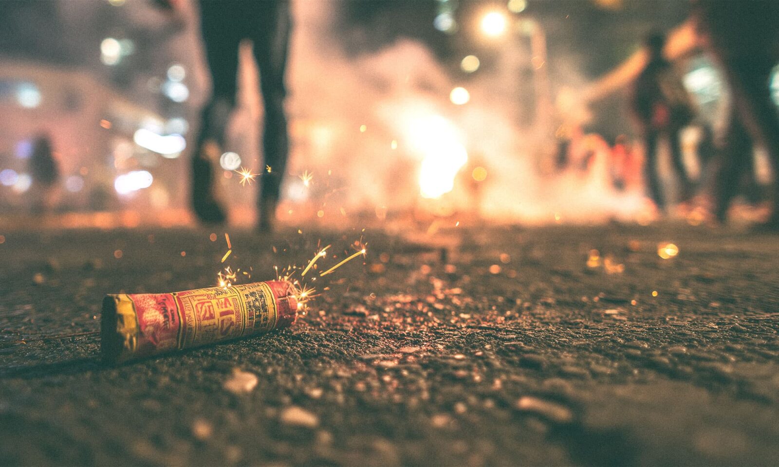 Pirotehnika ugrožava ljude na cesti.