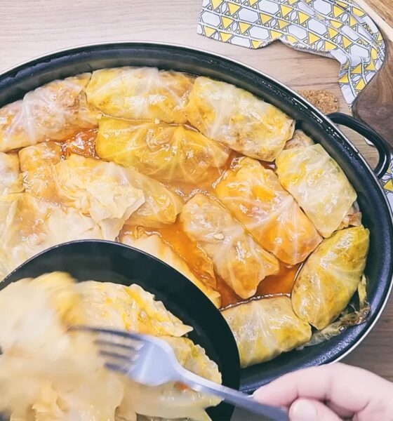 Božićna sarma na stolu.