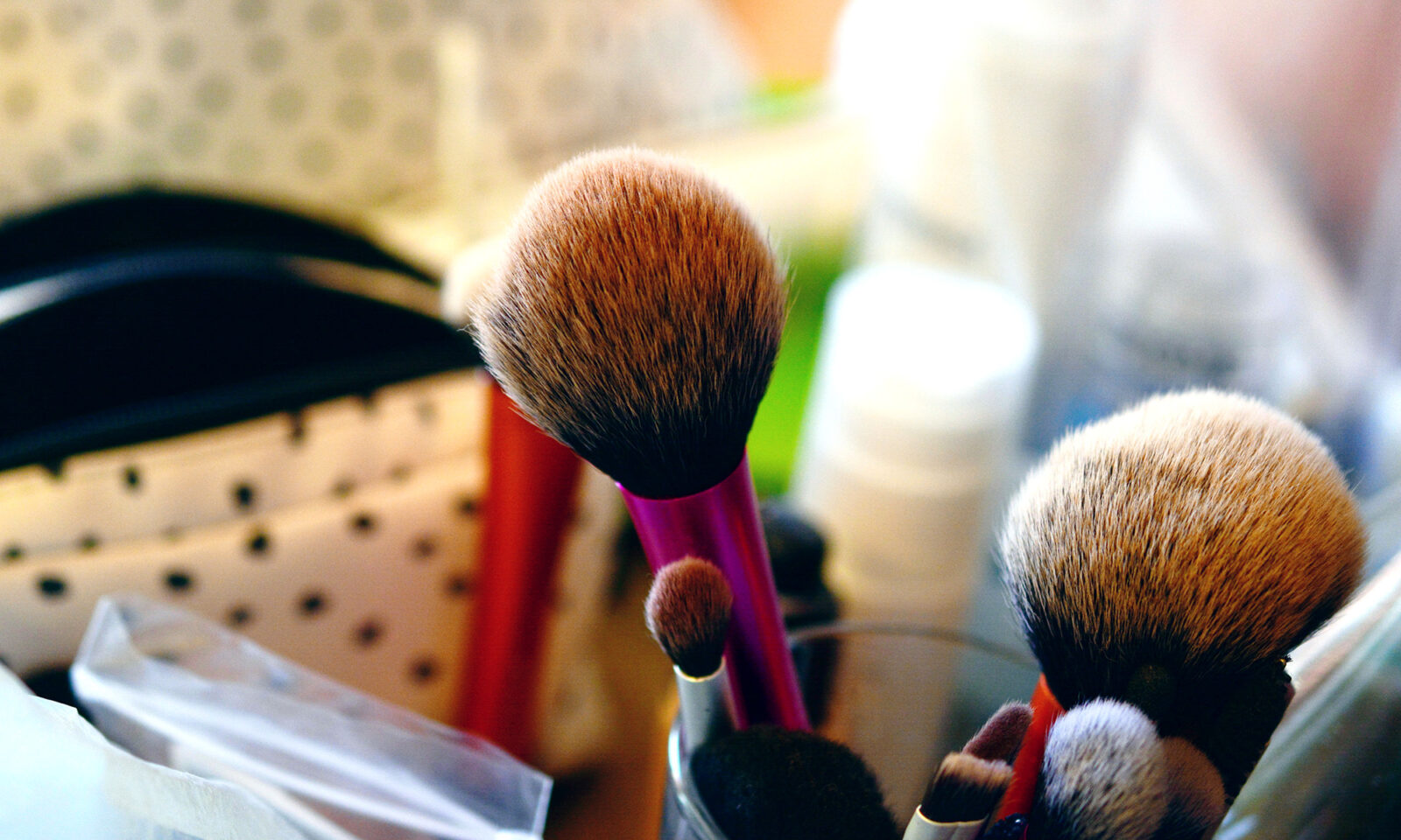 Toaletni stolić sa šminkom.