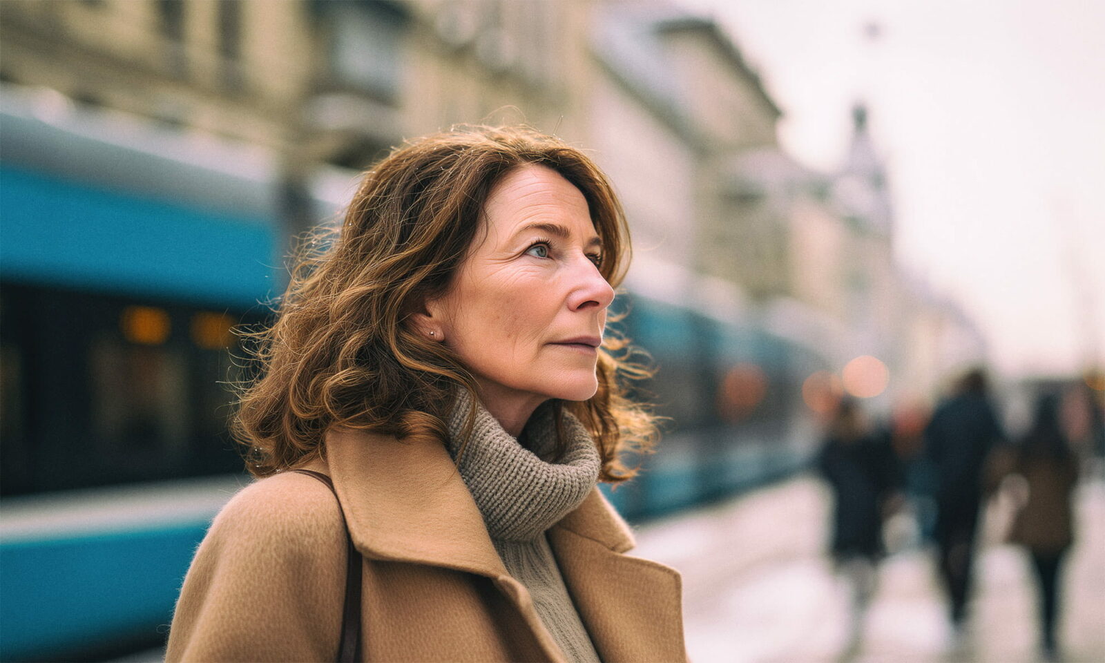 Žena u kaputu od kašmira snimljena u središtu Zagreba.